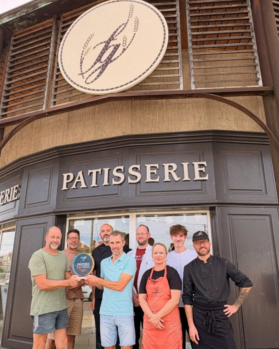 L'équipe du Fournil Gascon devant la boutique de Marmande avec son trophée