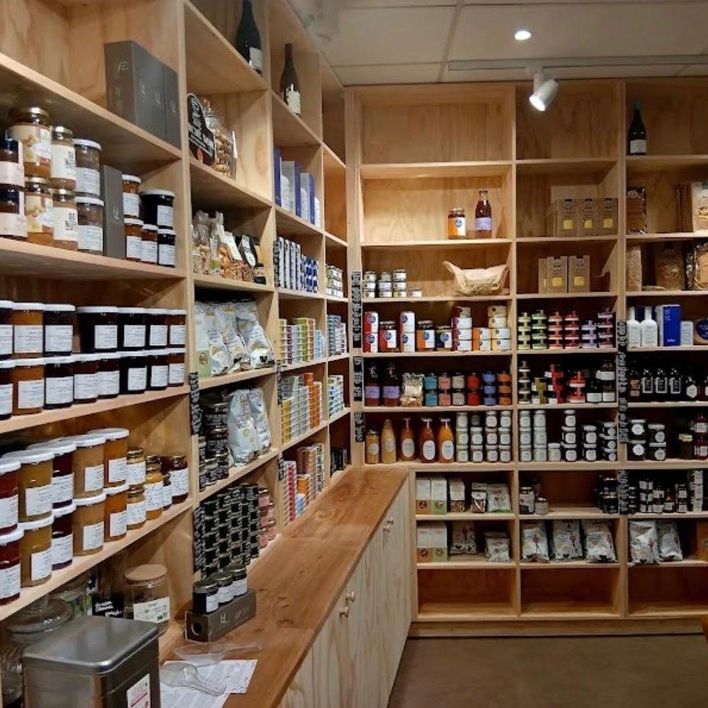 Les rayons de l'épicerie fine du Comptoir des Esteys