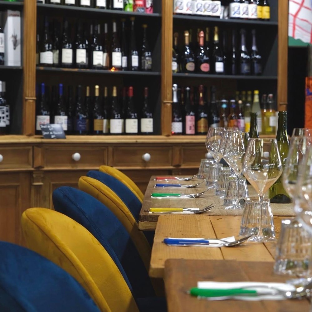 La cave et les tables du restaurant