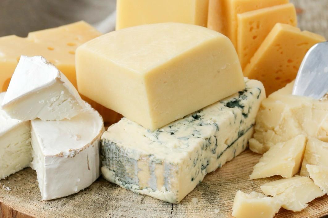 Assortiment de fromages à la coupe