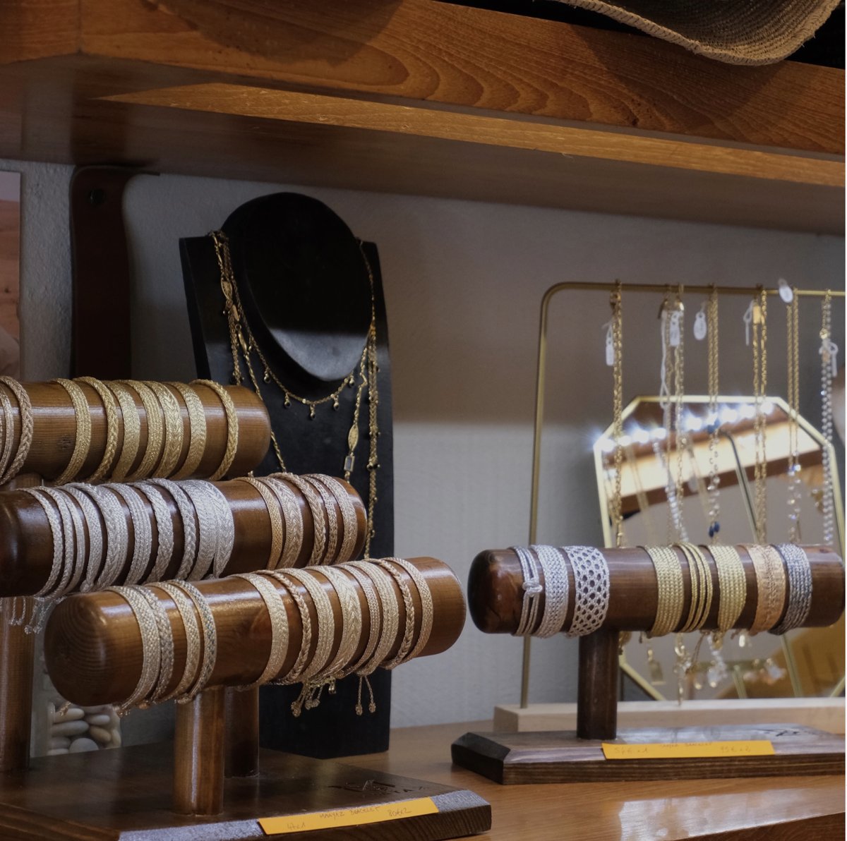 Bijoux, colliers et bracelets fins dorés et argentés