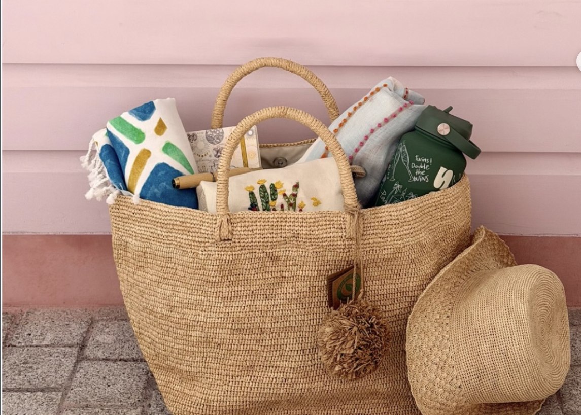 Sac de plage en paille et chapeau, essentiels d'été
