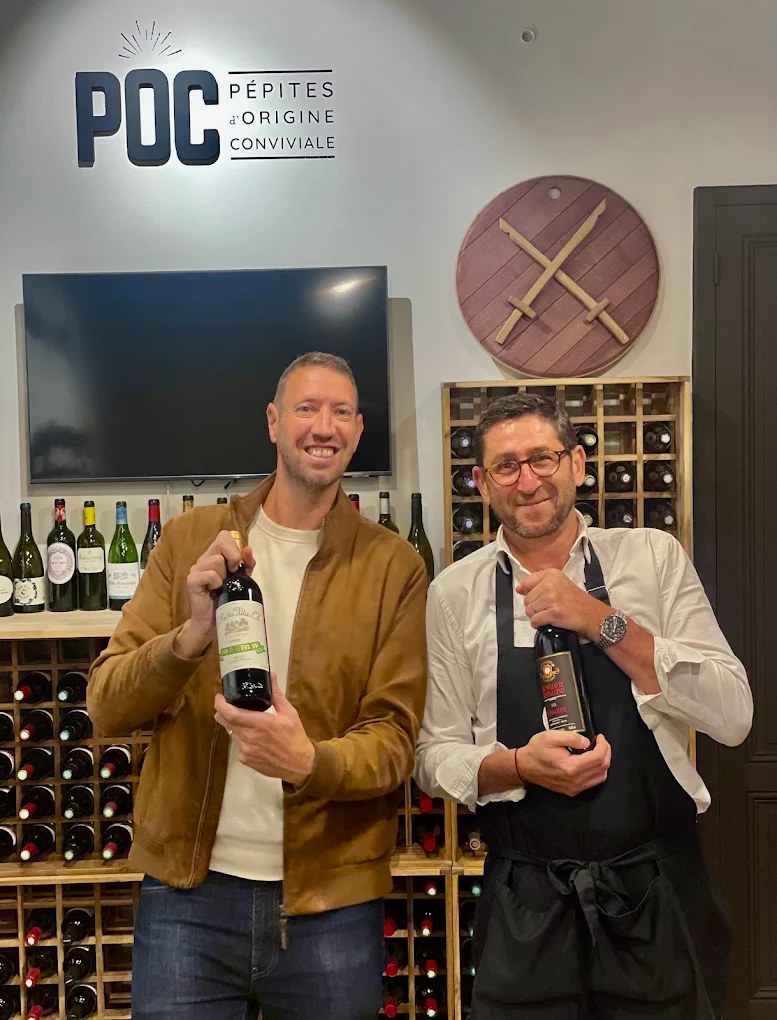 Robert et un client trinquent bouteilles à la main